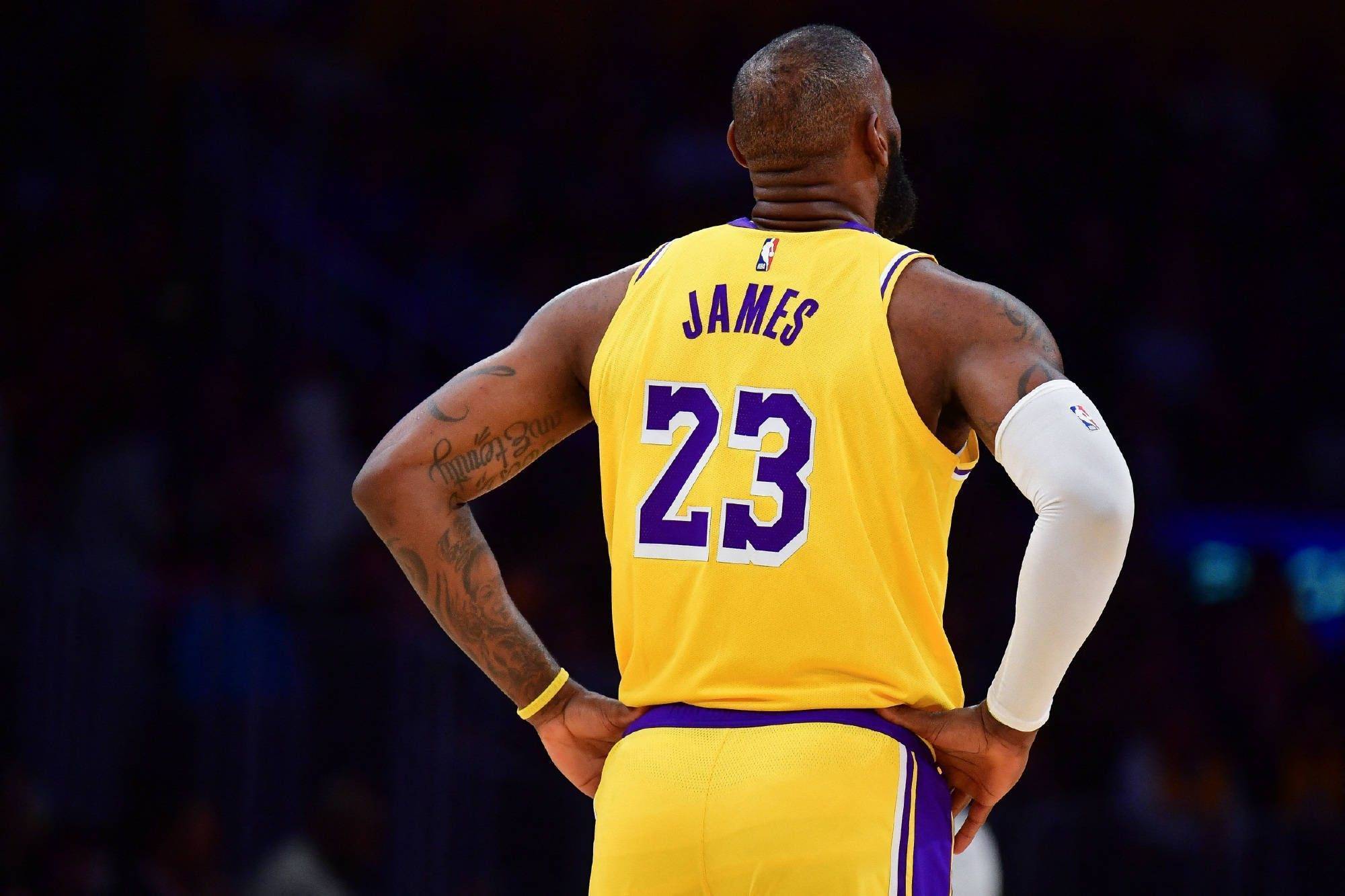 欧冠决赛用球谍照：包含白+深紫，灵感来自举办城市布达佩斯（欧冠决赛官方用球曝光：白与深紫配色，设计灵感取自布达佩斯）