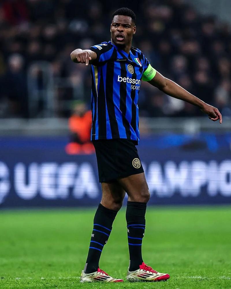 马竞阿尔瓦雷斯23岁前包揽六大赛事冠军创历史（马竞阿尔瓦雷斯23岁前收齐六大赛事冠军，改写历史）