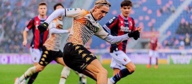 巴甲福塔莱萨门将在4名队友提醒下未注意身后对手，开球时遭抢断丢球