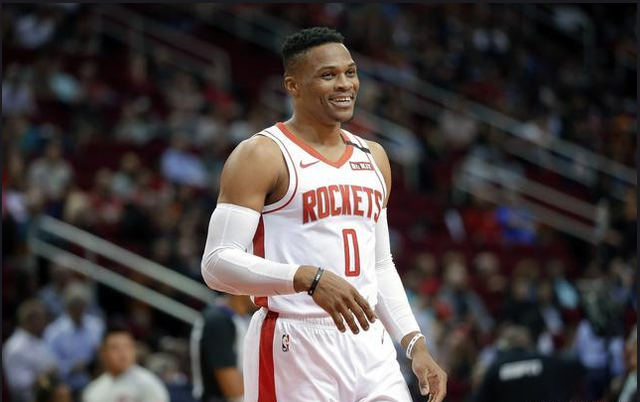 骑士新赛季表现下滑，爆冷输给马刺，主场优势助力取胜，马刺虽缺主力仍保持竞争力。（骑士状态走低遭马刺爆冷，主场加持助其告捷，马刺缺将仍具竞争力）