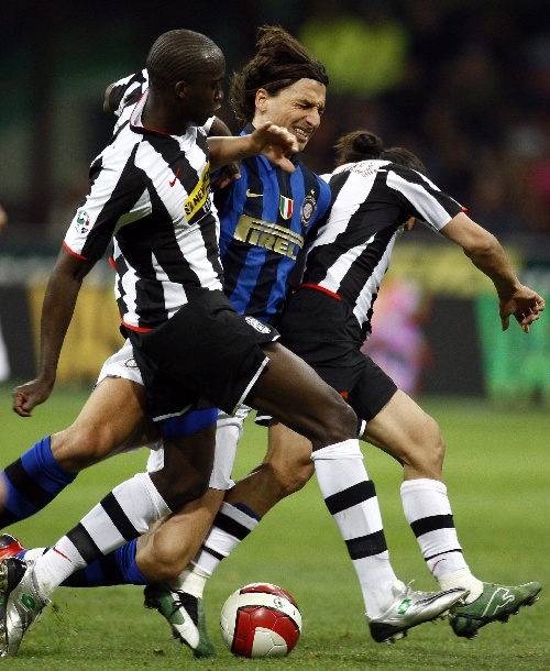 科贝：在阿劳霍遭遇心理问题后，孔德告诉弗里克他愿意踢中卫（科贝：阿劳霍出现心理困扰后，孔德已向弗里克表态愿出任中卫）