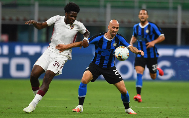 媒体人：华莱士竞技状态不佳离开新疆队，到队仅10天便离队（媒体人：华莱士因状态欠佳已离开新疆队，入队仅10天即告别）