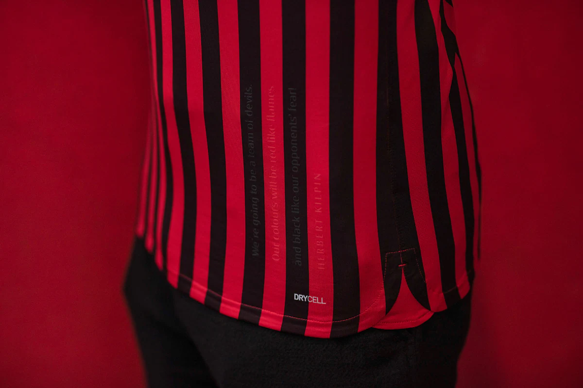 “罗马队友基情互动”，德罗西赛后新闻发布会被哲科亲吻（罗马队友暖心互动：德罗西在赛后发布会上被哲科亲吻）